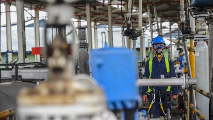 Stok BBM Nasional Ditingkatkan untuk Amankan Pasokan Energi Petugas memeriksa tanki saat pengisian bahan bakar minyak (BBM) ke kereta tanker Pertamina di TBBM Kertapati Pertamina, Palembang, Sumatera Selatan, Selasa (10/9/2024). Presiden Joko Widodo menetapkan stok BBM nasional sebesar 9,64 juta barel guna memastikan cadangan ketersediaan BBM dalam mengatasi fluktuasi harga minyak global dan krisis darurat energi. ANTARA FOTO/Muhammad Bagus Khoirunas/tom.