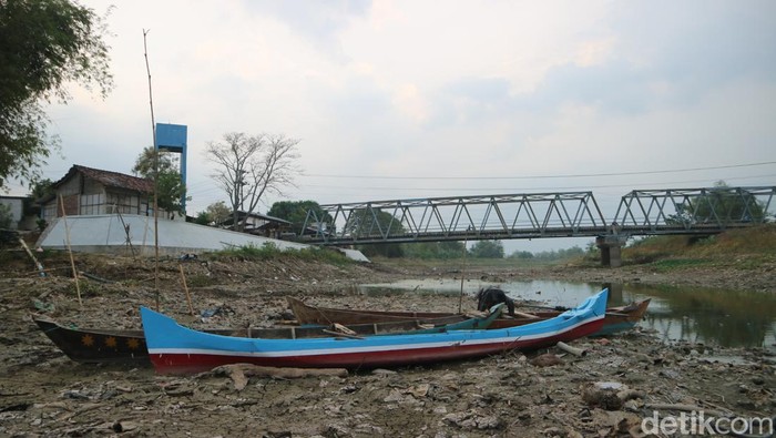 Sungai Silugonggo kering kerontang yang menyebabkan nelayan Banjarsari dan Mintobasuki Kecamatan Gabus tidak bisa bekerja, Rabu (11/9/2024).