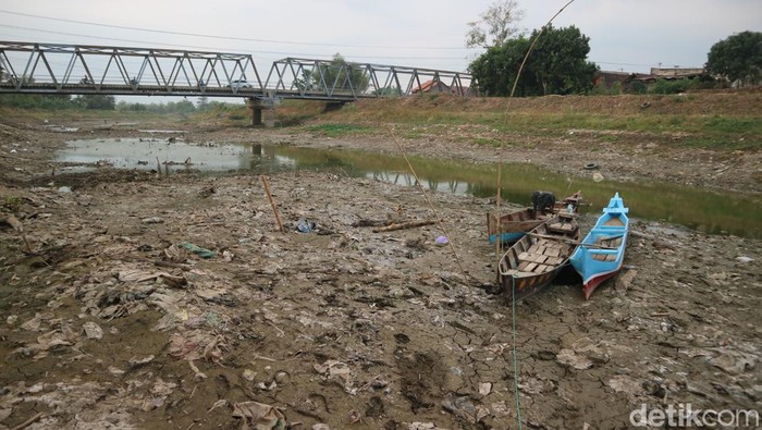 Sungai Silugonggo kering kerontang yang menyebabkan nelayan Banjarsari dan Mintobasuki Kecamatan Gabus tidak bisa bekerja, Rabu (11/9/2024).