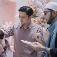 Tampil kompak untuk acara putri mereka, Tengku Dewi dan Andrew Andika juga terlihat mengenakan pakaian seragaman dengan anak mereka. Tengku dan Andrew serta anaknya itu kompak mengenakan pakaian berwarna dusty pink. Foto: Instagram/@tengkudewiputri_tdp