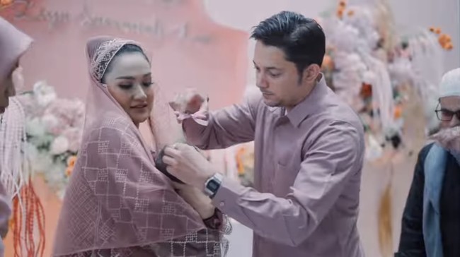 Tak hanya senada dalam berpakaian, keduanya juga terlihat menjalani satu per satu rangkaian acara dengan kompak. Terlihat Andrew menggunting rambut baby Luv yang sedang digendong oleh Tengku Dewi. Foto: Instagram/@tengkudewiputri_tdp