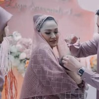 Tak hanya senada dalam berpakaian, keduanya juga terlihat menjalani satu per satu rangkaian acara dengan kompak. Terlihat Andrew menggunting rambut baby Luv yang sedang digendong oleh Tengku Dewi. Foto: Instagram/@tengkudewiputri_tdp