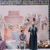 Setelah melahirkan anak keduanya, hubungan Tengku Dewi dan Andrew Andika perlahan kembali terlihat akur. Saat Tengku melahirkan putrinya, Andrew juga tampak hadir di rumah sakit dan berfoto bersama putri kecil mereka. Foto: Instagram/@tengkudewiputri_tdp