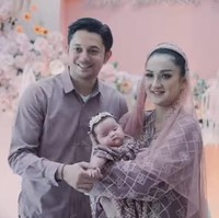 Di acara aqiqah baby Luv kini Tengku Dewi dan Andrew Andika tampak kembali memperlihatkan jika keduanya sudah kembali akur. Keduanya juga sempat terlihat berfoto bersama anak kedua mereka, baby Luv. Foto: Instagram/@tengkudewiputri_tdp