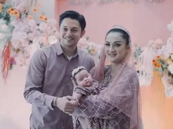 7 Foto Andrew Andika & Tengku Dewi di Aqiqah Anak, Dulu Selingkuh Kini Akur