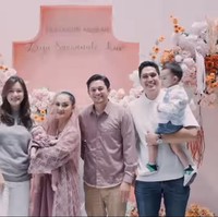 Andrew dan Tengku juga berpose bersama beberapa tamu undangan yang hadir, salah satunya Marcell Chandrawinata yang datang bersama istri dan anaknya. Foto: Instagram/@tengkudewiputri_tdp