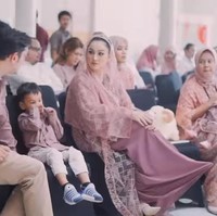 Pasangan artis Tengku Dewi Putri dan Andrew Andhika baru saja menggelar acara aqeqah untuk anak kedua mereka, Zeya Savvanah Luv. Sempat cekcok usai bongkar aib suami yang selingkuh, Tengku Dewi dan Andrew Andika kini terlihat sudah kembali akur. Foto: Instagram/@tengkudewiputri_tdp