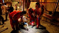 Petugas Bulan Sabit Merah memeriksa lokasi serangan udara Israel yang menewaskan warga Palestina di Tubas, Tepi Barat yang diduduki Israel, Rabu (11/09/2024).  