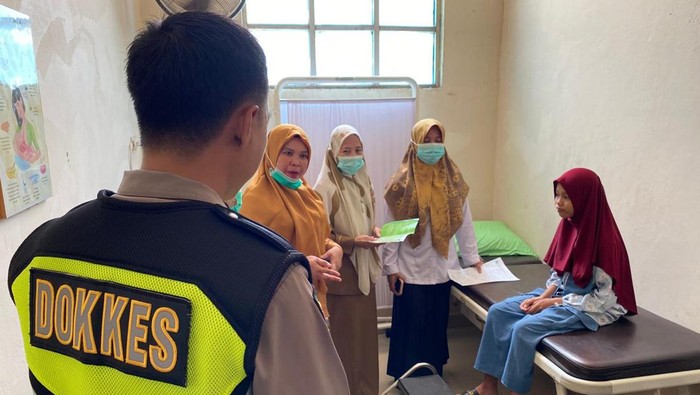Tim Dokkes Polres Ogan Ilir membawa Yola Puspita ke RSUD Ogan Ilir.