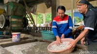 Untuk cacahan dan ball press, Romdoni menyebut pihaknya menjual ke pabrik di sejumlah daerah. Tidak hanya di wilayah Palembang saja, melainkan juga Jakarta, Lampung, Tangerang, Bandung dan lainnya. Selain itu, di Rindu Resik, sampah plastik residu disulap menjadi papan atau balok yang kemudian dijadikan kursi, meja hingga rak. Hal itu berkat sumbangan mesin monster dari PT Pertamina EP Prabumulih Field.