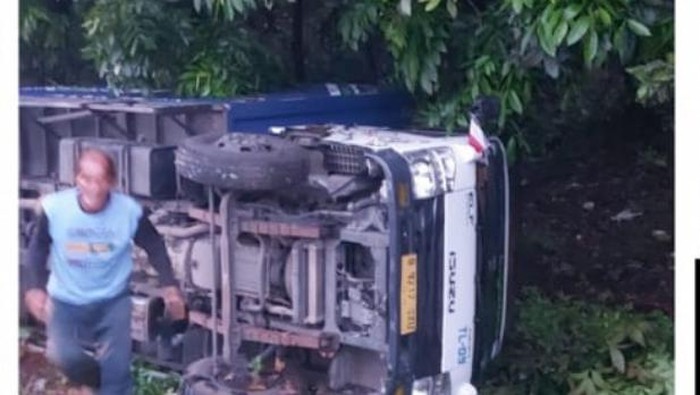 Truk terguling di Tol Jagorawi