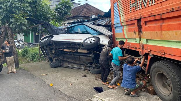 Truk wing box menambrak mobil dan warung di Jalan Denpasar-Gilimanuk, Tabanan, Bali, Rabu (11/9/2024). Truk wing box menambrak mobil dan warung di Jalan Denpasar-Gilimanuk, Tabanan, Bali, Rabu (11/9/2024).