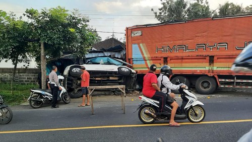 Truk wing box menambrak mobil dan warung di Jalan Denpasar-Gilimanuk, Tabanan, Bali, Rabu (11/9/2024).