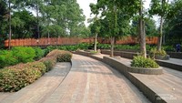 Jembatan orange yang menghubungkan taman utara dan selatan