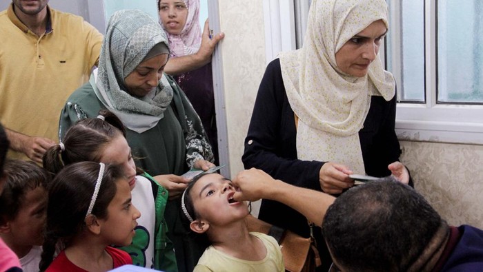 A Palestinian child is vaccinated against polio, amid the Israel-Hamas conflict, in Jabalia in northern Gaza Strip, September 10, 2024. REUTERS/Mahmoud Issa