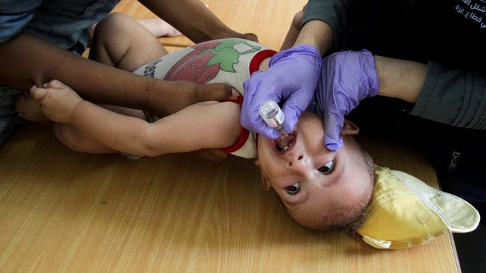 A Palestinian child is vaccinated against polio, amid the Israel-Hamas conflict, in Jabalia in northern Gaza Strip, September 10, 2024. REUTERS/Mahmoud Issa