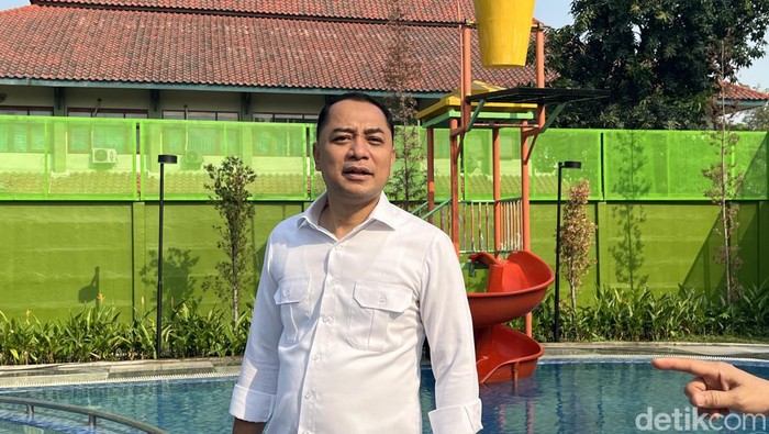 Wali Kota Surabaya Eri Cahyadi saat meninjau Kolam Renang Jambangan.