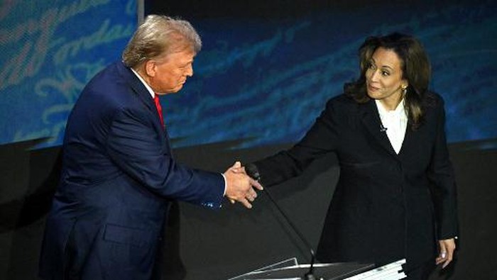 US Vice President and Democratic presidential candidate Kamala Harris (R) shakes hands with former US President and Republican presidential candidate Donald Trump during a presidential debate at the National Constitution Center in Philadelphia, Pennsylvania, on September 10, 2024. (Photo by SAUL LOEB / AFP)