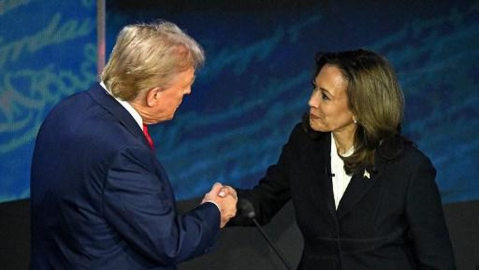 US Vice President and Democratic presidential candidate Kamala Harris (R) shakes hands with former US President and Republican presidential candidate Donald Trump during a presidential debate at the National Constitution Center in Philadelphia, Pennsylvania, on September 10, 2024. (Photo by SAUL LOEB / AFP)