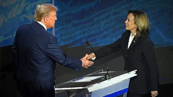 US Vice President and Democratic presidential candidate Kamala Harris (R) shakes hands with former US President and Republican presidential candidate Donald Trump during a presidential debate at the National Constitution Center in Philadelphia, Pennsylvania, on September 10, 2024. (Photo by SAUL LOEB / AFP)