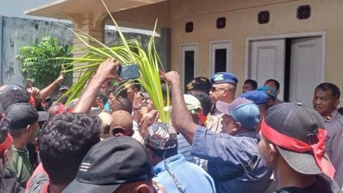 Warga menyegel Kantor Bawaslu Kepulauan Aru secara tradisi adat sasi.