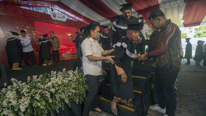 Wisuda sekolah lansia di Boyolali Bupati Boyolali M. Said Hidayat (kedua kanan) didampingi istri Desy Adiwarni (kanan) memberi selamat kepada peserta wisuda sekolah lansia di Boyolali, Jawa Tengah, Rabu (11/9/2024). Dinas Pengendalian Penduduk, Keluarga Berencana, Pemberdayaan Perempuan dan Perlindungan Anak (DP2KBP3A) Kabupaten Boyolali mewisudakan sebanyak 460 lansia setelah mengikuti program sekolah lansia yang bertujuan untuk membentuk lansia yang tangguh, sehat dan produktif. ANTARA FOTO/Aloysius Jarot Nugroho/foc.