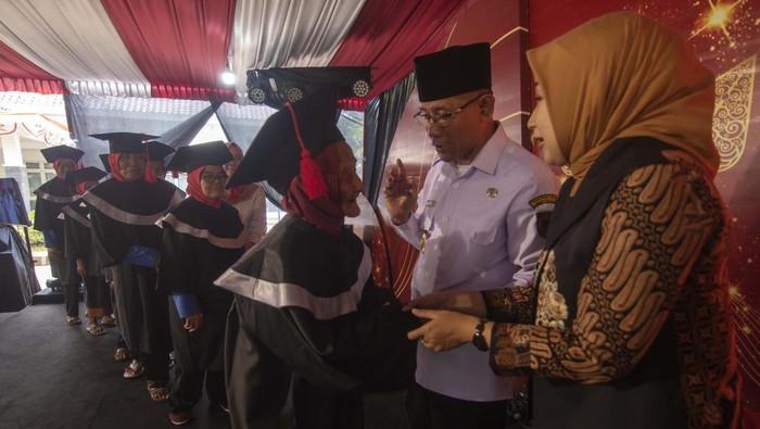 Wisuda sekolah lansia di Boyolali Bupati Boyolali M. Said Hidayat (kedua kanan) didampingi istri Desy Adiwarni (kanan) memberi selamat kepada peserta wisuda sekolah lansia di Boyolali, Jawa Tengah, Rabu (11/9/2024). Dinas Pengendalian Penduduk, Keluarga Berencana, Pemberdayaan Perempuan dan Perlindungan Anak (DP2KBP3A) Kabupaten Boyolali mewisudakan sebanyak 460 lansia setelah mengikuti program sekolah lansia yang bertujuan untuk membentuk lansia yang tangguh, sehat dan produktif. ANTARA FOTO/Aloysius Jarot Nugroho/foc.