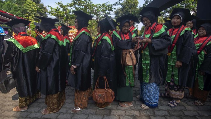 Wisuda sekolah lansia di Boyolali Bupati Boyolali M. Said Hidayat (kedua kanan) didampingi istri Desy Adiwarni (kanan) memberi selamat kepada peserta wisuda sekolah lansia di Boyolali, Jawa Tengah, Rabu (11/9/2024). Dinas Pengendalian Penduduk, Keluarga Berencana, Pemberdayaan Perempuan dan Perlindungan Anak (DP2KBP3A) Kabupaten Boyolali mewisudakan sebanyak 460 lansia setelah mengikuti program sekolah lansia yang bertujuan untuk membentuk lansia yang tangguh, sehat dan produktif. ANTARA FOTO/Aloysius Jarot Nugroho/foc.
