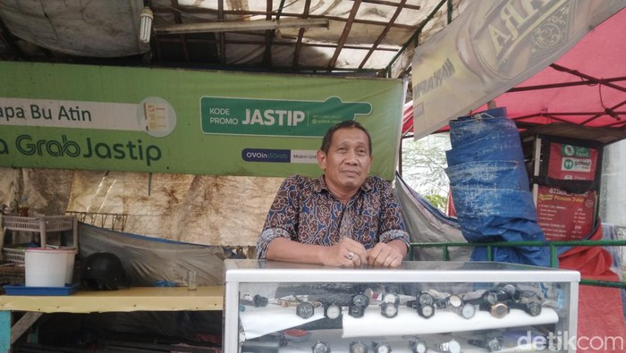 Zainudin dan lapak servis jam di Cirebon