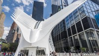 Selain gedung-gedung perkantoran, di area WTC juga ada Hub atau bangunan penghubung antara transportasi dan mal bernama The Oculus. Bangunan ini selesai dibangun pada 2016. Foto: Getty Images/Mauro_Repossini