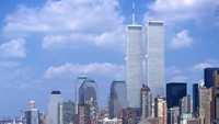 Peristiwa serangan 11 September yang terjadi di Amerika Serikat pada 2001 dikenang sebagai kejadian yang mengerikan dan meninggalkan rasa pilu. Kala itu, sekumpulan teroris membajak pesawat yang menyebabkan kerusakan di berbagai wilayah. Foto: Getty Images/ihsanyildizli