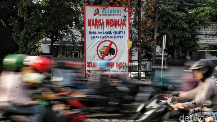 Sejumlah kendaraan melintas di kawasan Jalan Raya Plumpang-Semper, Jakarta Utara, Kamis (12/9/2024).