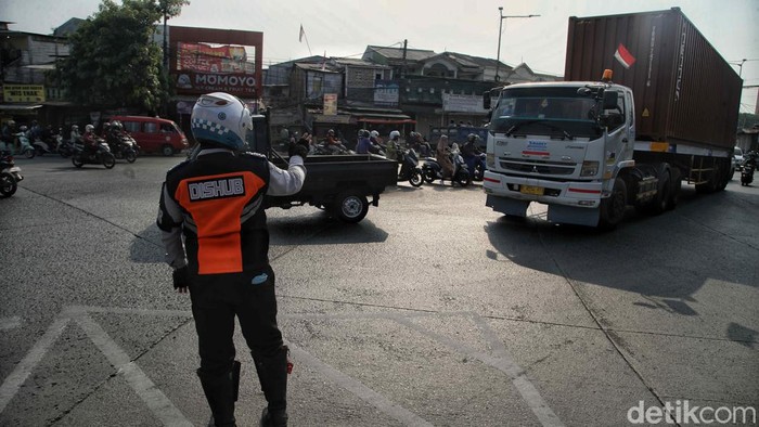 Sejumlah kendaraan melintas di kawasan Jalan Raya Plumpang-Semper, Jakarta Utara, Kamis (12/9/2024).