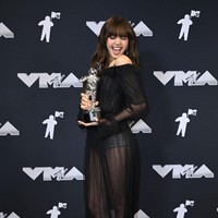 Setelah tampil dan membawa piala, Lisa berganti pakaian. Ia memilih gaun hitam transparan yang menyoroti bentuk tubuhnya. Ia dengan bangga memamerkan Moonperson yang diraihnya.Foto: PA Images via Getty Images/Doug Peters - PA Images