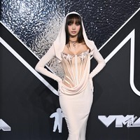 Kehadiran Lisa menuai sorotan sejak tampil di karpet merah. Wanita itu pun hadir dengan gaun unik berpotongan mermaid. Meski memilih warna krem yang tidak mencolok, busana tersebut punya detail draperi dan hoodie sekaligus sarung tangan yang membuatnya menarik. Pelantun ‘Money’ itu pun memadukannya dengan kalung ‘ular’.Foto: PA Images via Getty Images/Doug Peters - PA Images