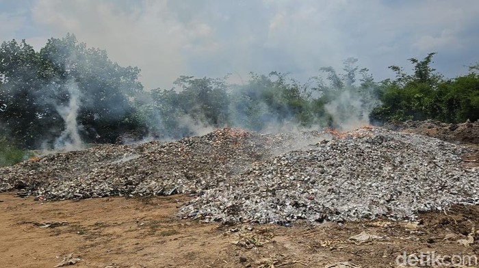 Sebanyak 28,5 juta batang rokok dan 2 ribu liter miras ilegal dimusnahkan Kanwil Bea Cukai Sumbagbar. Barang bukti senilai Rp 37,8 miliar ini hasil pengungkapan kasus mulai Maret 2023 hingga Juni 2024.