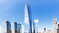 Tak lama setelah peristiwa mengerikan itu, Wali Kota New York kala itu, Rudy Giuliani mengumumkan akan segera membangun kembali kawasan WTC. Butuh waktu bertahun-tahun untuk membangun kembali gedung-gedung WTC. Foto: Getty Images/subman