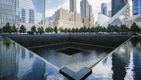 Ada juga Memorial Plaza yang dibuka untuk sejak 2011. Area ini dirancang oleh arsitek Michael Arad dan arsitek lanskap Peter Walker. Foto: Getty Images/visualspace