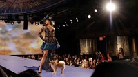 Para model dan peserta peragaan busana mengenakan pakaian yang dirancang oleh berbagai merek termasuk Tommy Hilfiger, Caryna Nina, dan Johnathan Kayne, serta oleh desainer Ukraina Halynka Shunevych.
