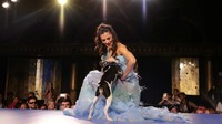 Sebanyak 21 anjing bersama dengan desainer, model, dan badan amal bergabung dalam peragaan busana unik yang menggalang dana untuk organisasi kesejahteraan hewan.