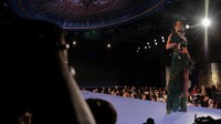 Shunevych mendandani seorang model dan anjing dengan pakaian hijau tua dan putih, dan mewakili Yayasan When Life Sucks (WLS) di peragaan busana tersebut, yang merupakan organisasi nirlaba AS yang membantu para veteran.