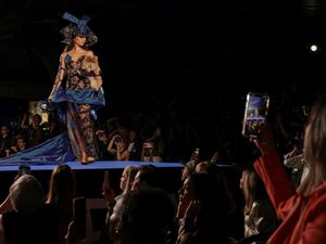 Aksi Gemas Anabul di Panggung Peragaan Busana