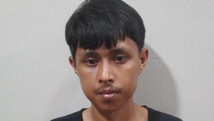 Ariya alias Tile, buron kasus pembacokan yang menewaskan buruh pabrik Iska Nurohmah di Bekasi ditangkap usai 2 tahun melarikan diri.
