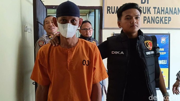 Ayah yang anak kandung saat diamankan di Mapolres Pangkep.
