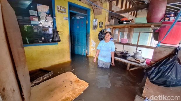 Ayun Yuningsih (50), tengah membereskan karpet yang berada di saung dekat Kandang Ayam, Kampung Cijagra, Kecamatan Bojongsoang, Kabupaten Bandung, Kamis (11/9/2024).