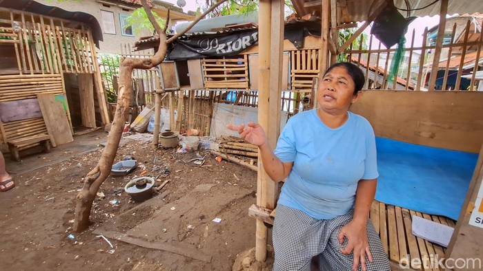 Ayun Yuningsih (50), tengah membereskan karpet yang berada di saung dekat Kandang Ayam, Kampung Cijagra, Kecamatan Bojongsoang, Kabupaten Bandung, Kamis (11/9/2024).