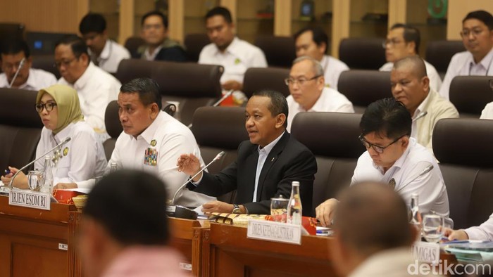 Menteri ESDM Bahlil Lahadalia (kiri) berjabat tangan dengan Wakil Ketua Komisi VII DPR Doni Maryadi (kanan) saat mengikuti rapat kerja bersama Komisi VII DPR di Kompleks Parlemen, Senayan, Jakarta, Kamis (12/9/2024).
