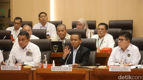 Menteri ESDM Bahlil Lahadalia (kiri) berjabat tangan dengan Wakil Ketua Komisi VII DPR Doni Maryadi (kanan) saat mengikuti rapat kerja bersama Komisi VII DPR di Kompleks Parlemen, Senayan, Jakarta, Kamis (12/9/2024).