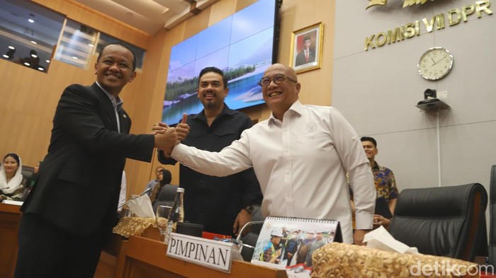 Bahlil Raker dengan Komisi VII DPR RI Menteri ESDM Bahlil Lahadalia (kiri) berjabat tangan dengan Wakil Ketua Komisi VII DPR Doni Maryadi (kanan) saat mengikuti rapat kerja bersama Komisi VII DPR di Kompleks Parlemen, Senayan, Jakarta, Kamis (12/9/2024).