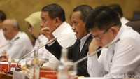 Sementara anggaran untuk Ditjen Migas Rp 566,68 miliar. Bayangkan pimpinan, kita mau naikkan lifting minyak tapi dirjennya hanya dikasih anggaran Rp500-an miliar. Padhal target negara mau dijadikan dari hulu migas sekitar US$ 15-16 miliar ini teori dari mana, ungkap Bahlil.